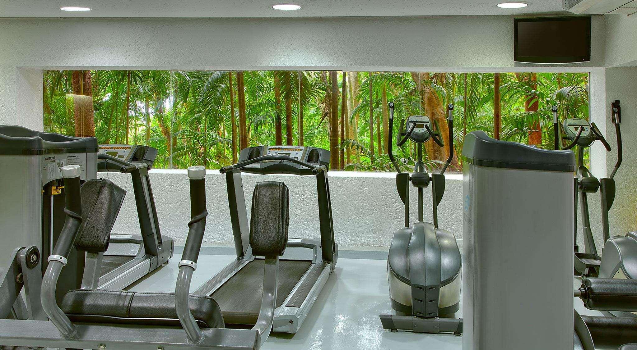 Las Brisas Ixtapa Ixtapa  Zewnętrze zdjęcie The gym at the hotel